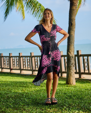 Lyhyt Mekko, jossa pinkki Korallikuvio ja kultaraita koristeena