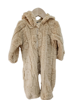  Nallehaalari. Beige tekoturkis, vetoketjulla ja hupulla, korvat