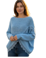 Väljä epäsymmetrinen neule, jossa on venepääntie ja pitsireunus. 