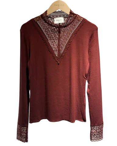 Louna-pitsikoristeinen viininpunainen korkeakauluksinen pusero. 