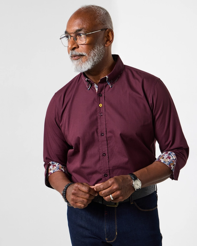 Tyylikäs viininpunainen kaksoiskauluspaita