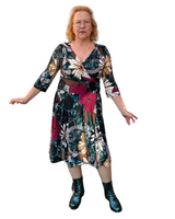 Inari, murretuissa syksy väreissä laskeutuva mekko. Vain Helmestä!