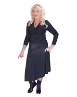 Musta laskeutuva hihallinen solkimekko.Vain Helmestä!