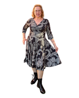 Mustavalkoinen laskeutuva mekko. Vain Helmestä!