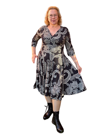 Mustavalkoinen laskeutuva mekko. Vain Helmestä!