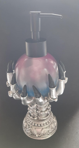 Saippuapumppu Kristallipallo joita noidan kädet pitävät