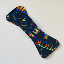 Musta päivä kestoside jossa värikäs teksti