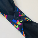 Musta päivä kestoside jossa värikäs teksti