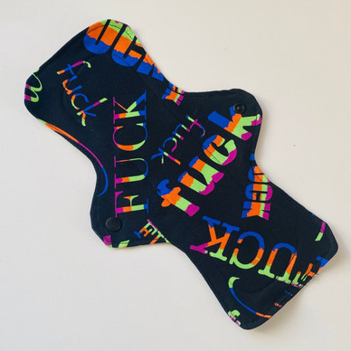 Musta päivä kestoside jossa värikäs teksti