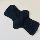 Musta päivä kestoside jossa värikäs teksti