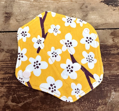 Keltainen luomupuuvilla kestopikkuhousunsuoja