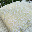 Keltakuviollinen koriste tyynynpääiilinen