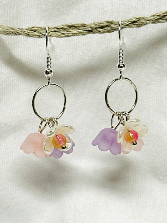 Pastelli kukkakimppu korvakorut