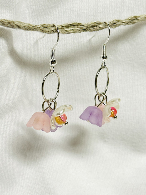 Pastelli kukkakimppu korvakorut