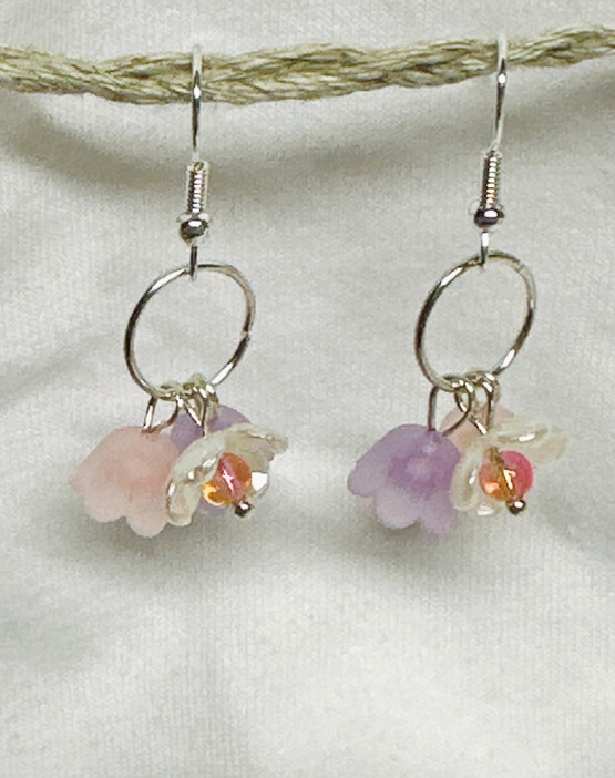 Pastelli kukkakimppu korvakorut