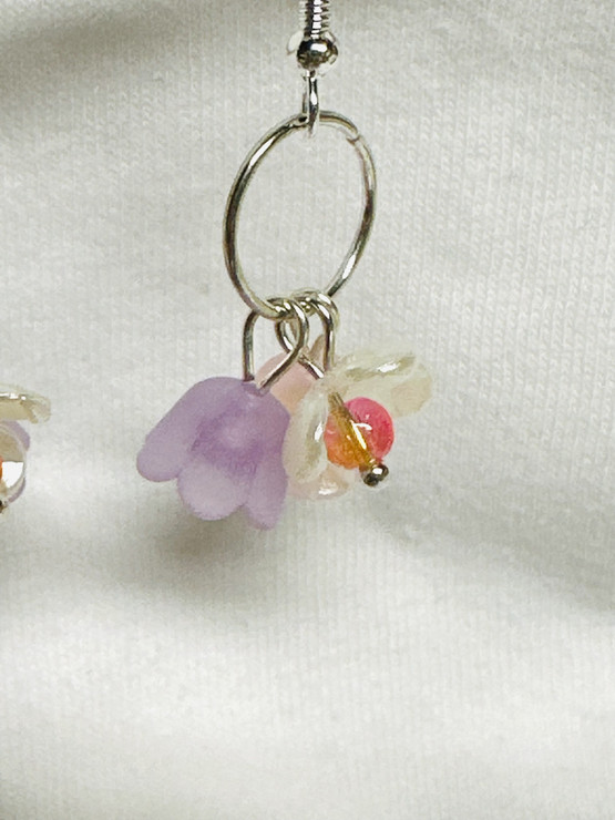 Pastelli kukkakimppu korvakorut