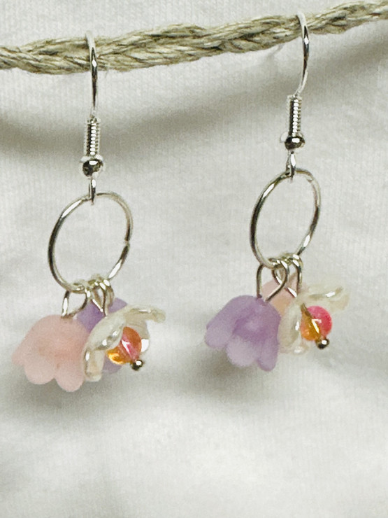Pastelli kukkakimppu korvakorut