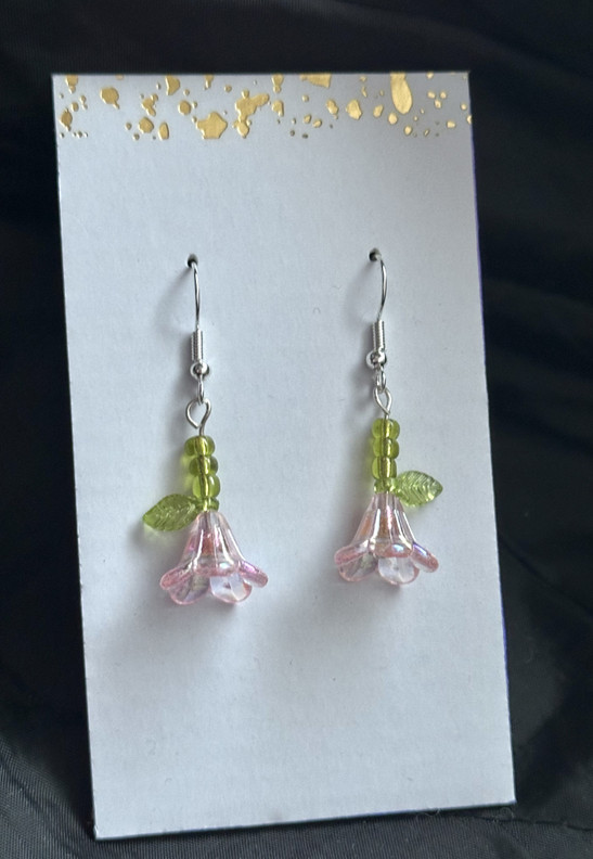 Vaaleanpunaiset kukka korvakorut