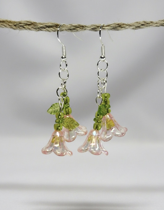 Vaaleanpunaiset kellokukka korvakorut