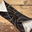 Musta-ruskea kestopikkuhousunsuoja kosteusululla