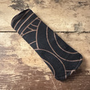 Musta-ruskea kestopikkuhousunsuoja kosteusululla