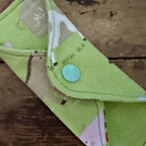 Yhdessä, parempi mieli, vihreäpohjainen kestopikkuhousunsuoja