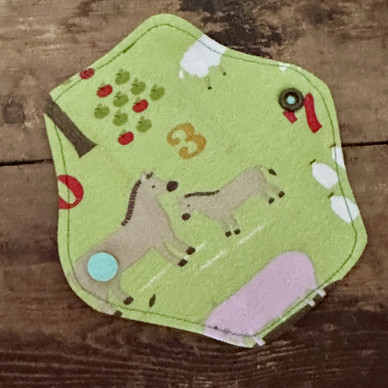 Yhdessä, parempi mieli, vihreäpohjainen kestopikkuhousunsuoja