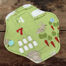 Yhdessä, parempi mieli, vihreäpohjainen kestopikkuhousunsuoja