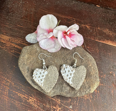 Pellavasydän pitsikoriste korvakorut