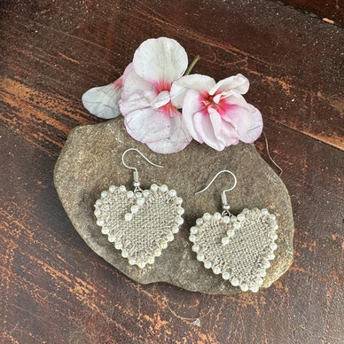 Pellavasydän korvakorut helminauhalla