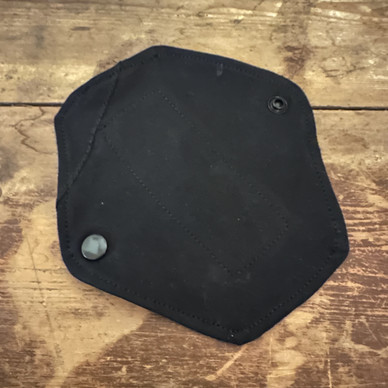 Musta kestopikkuhousunsuoja, tilkku