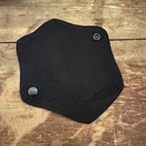 Musta kestopikkuhousunsuoja, tilkku