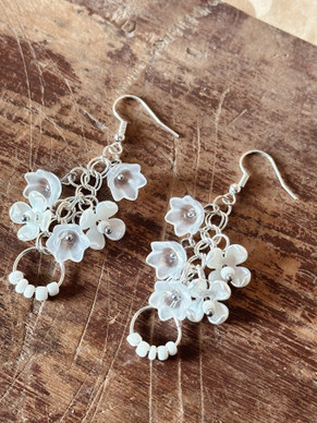 Lumikukkia korvakorut valkoisilla kukilla