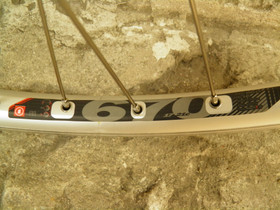 Mach 1 670 takakiekko 21-559 Shimano-napa 8-10v vannejarrulliseen, pikalinkku