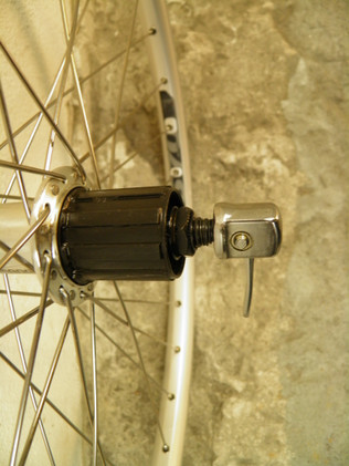 Mach 1 670 takakiekko 21-559 Shimano-napa 8-10v vannejarrulliseen