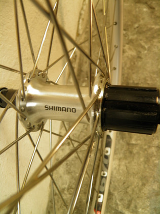 Mach 1 670 takakiekko 21-559 Shimano-napa 8-10v vannejarrulliseen