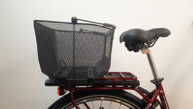 Basil Catu 25l pyöräkori tavaratelineelle yleismallin kiinnityksellä