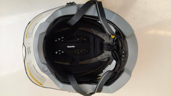 Cratoni Commuter e-biker kypärä visiirillä 