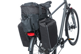 Basil Miles XL Pro Tarpaulin 9-36l tavaratelinelaukku yleismallin kiinnityksellä