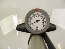 Helkama lattiapumppu mittarilla