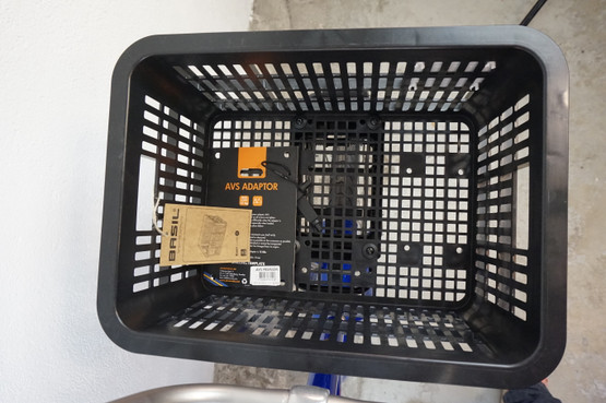 Basil Crate S 17,5l tavarakori pyörään AVS-yhteensopivalla adapterilla