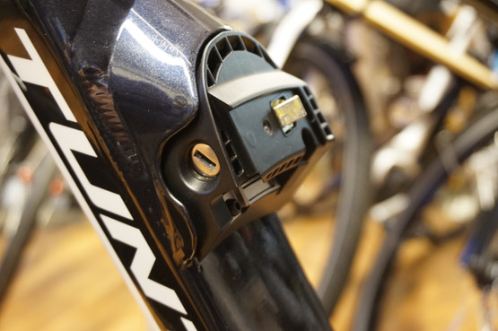 Shimano - ulkoisen viistoputkiakun AXA-lukkopesän suojakotelo