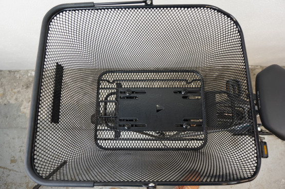 XLC BA-B11 27l pyöräkori Atran Velo AVS -järjestelmän adapterilla