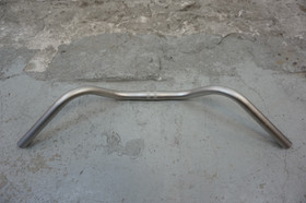 Helkama - vakiopyörän ohjaustanko nousulla 625mm/25,4mm 