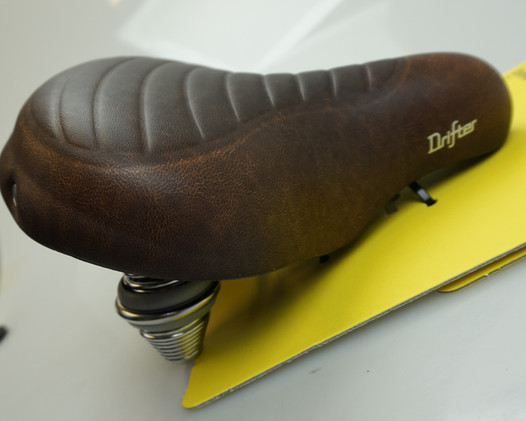 Selle Royal Drifter Plus sohvasatula geelipehmennyksellä ja jousituksella, ruskea