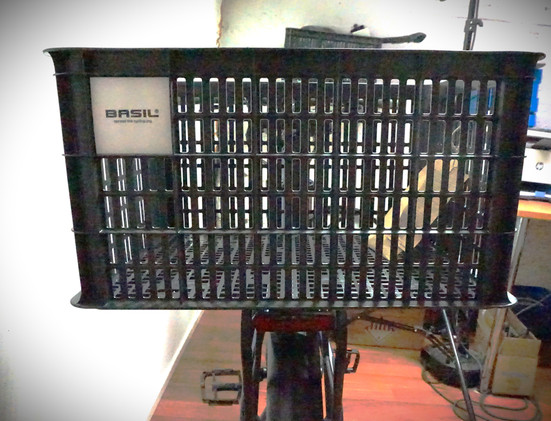 Basil Crate L 40l suuri tavarakori pyörään MIK-adapterilla
