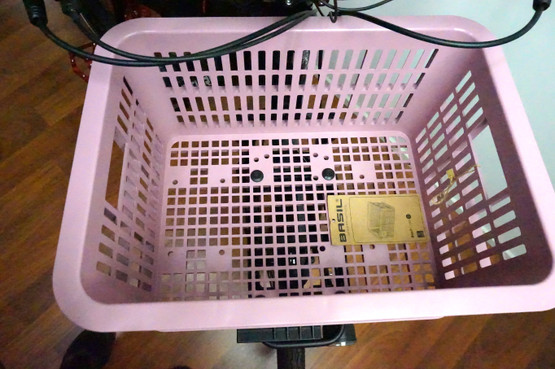 Basil Crate S 17,5l tavarakori pyörään AVS-yhteensopivalla adapterilla