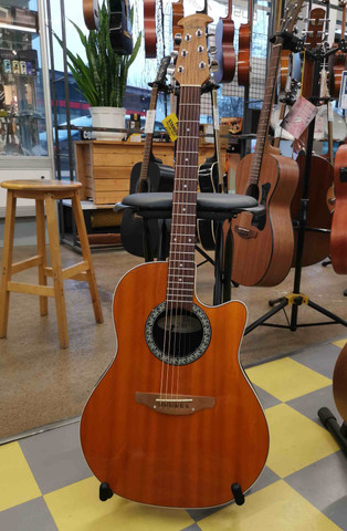 Ovation 1861 Standard Balladeer +case