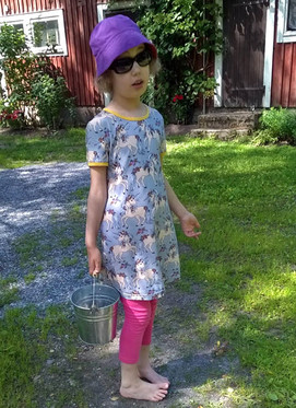 Lyhythihainen mekko, useita värejä/kuoseja