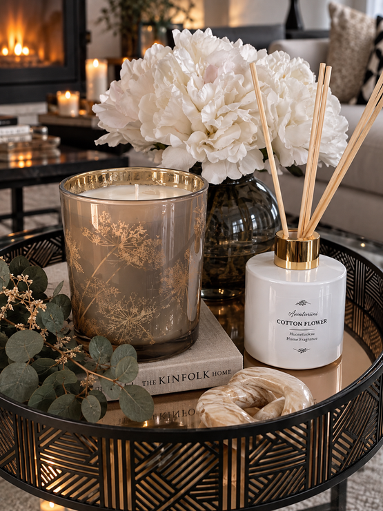 Aventuriini Cotton Flower – tuoksukynttilä & huonetuoksu -setti